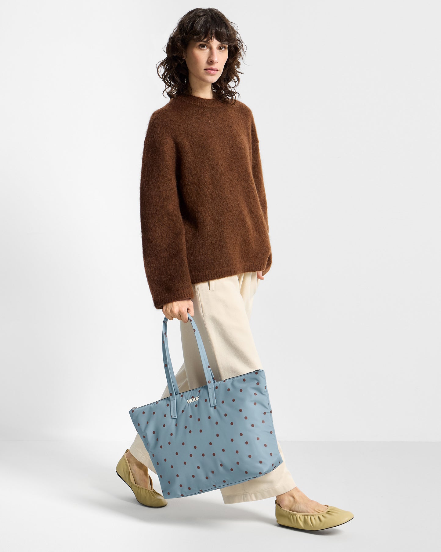 Mannequin avec sac shopper à pois marrons sur fond bleu clair - Wouf