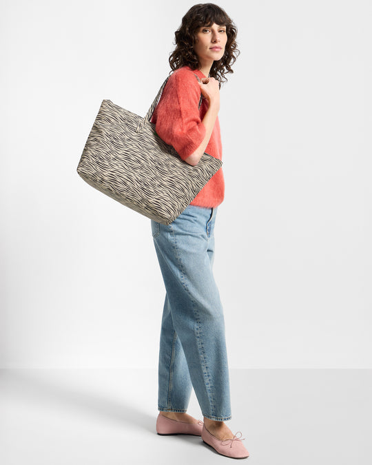 Mannequin avec sac shopper à imprimé zèbre dans des tons beige et noir - Wouf