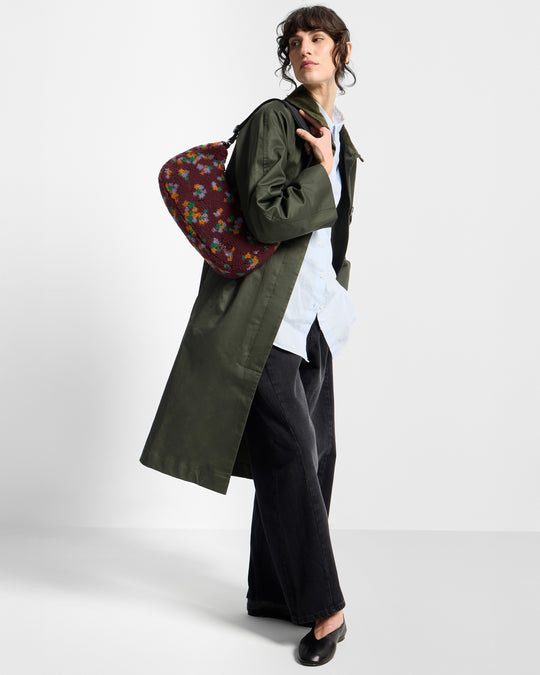 Mannequin avec sac bandoulière en tissu teddy à imprimé floral multicolore sur fond bordeaux - Wouf