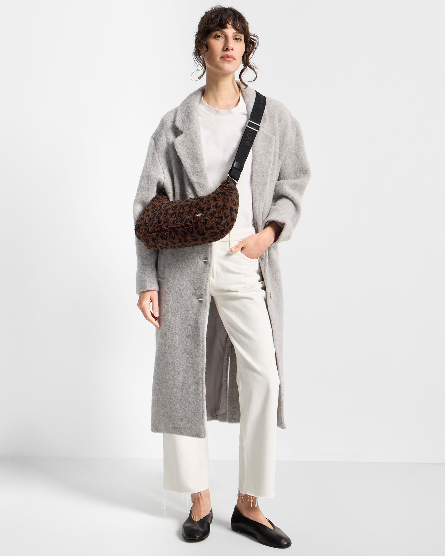 Model with crossbody bag in teddy fabric with leopard print in brown and black tones - Wouf