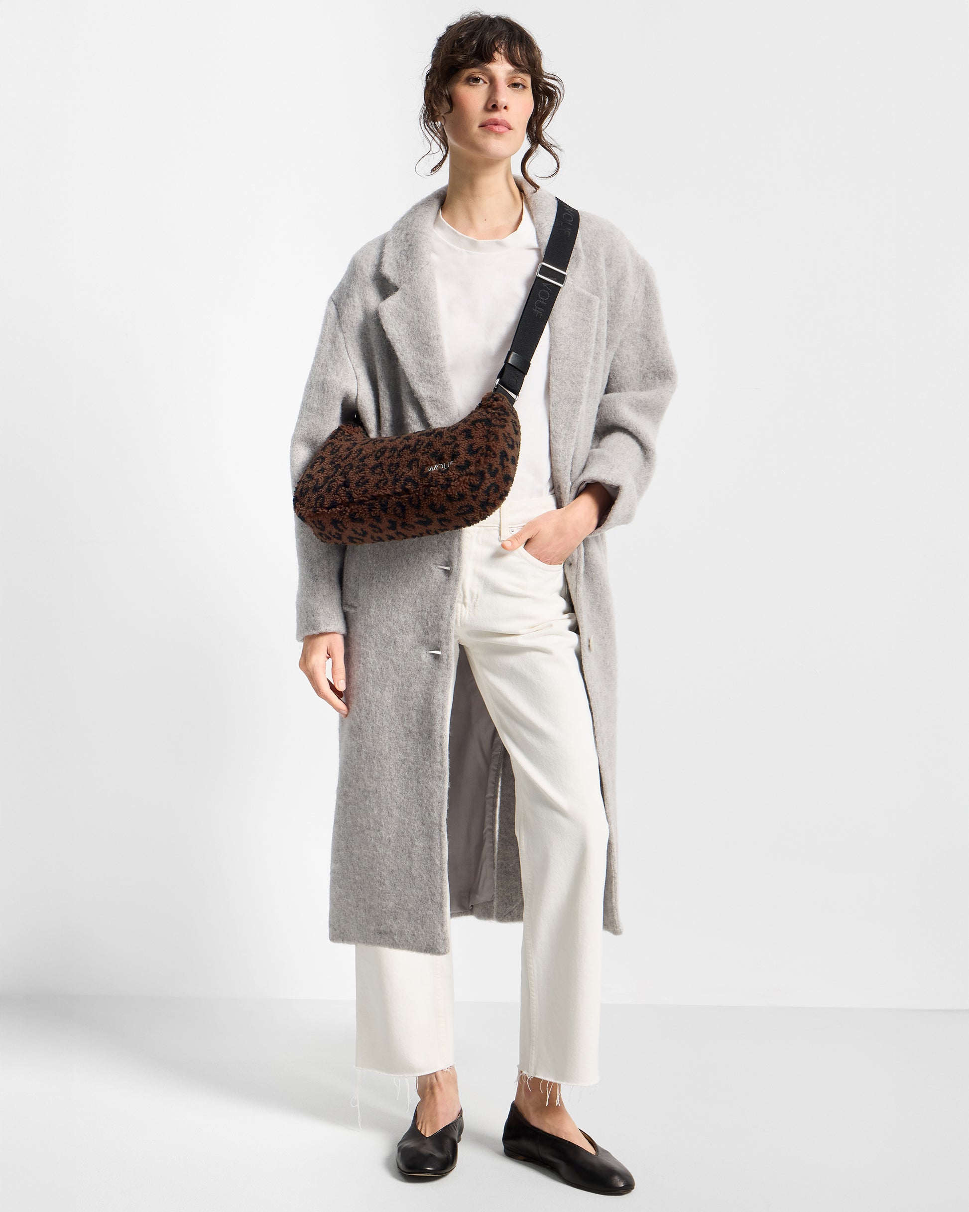 Model with crossbody bag in teddy fabric with leopard print in brown and black tones - Wouf