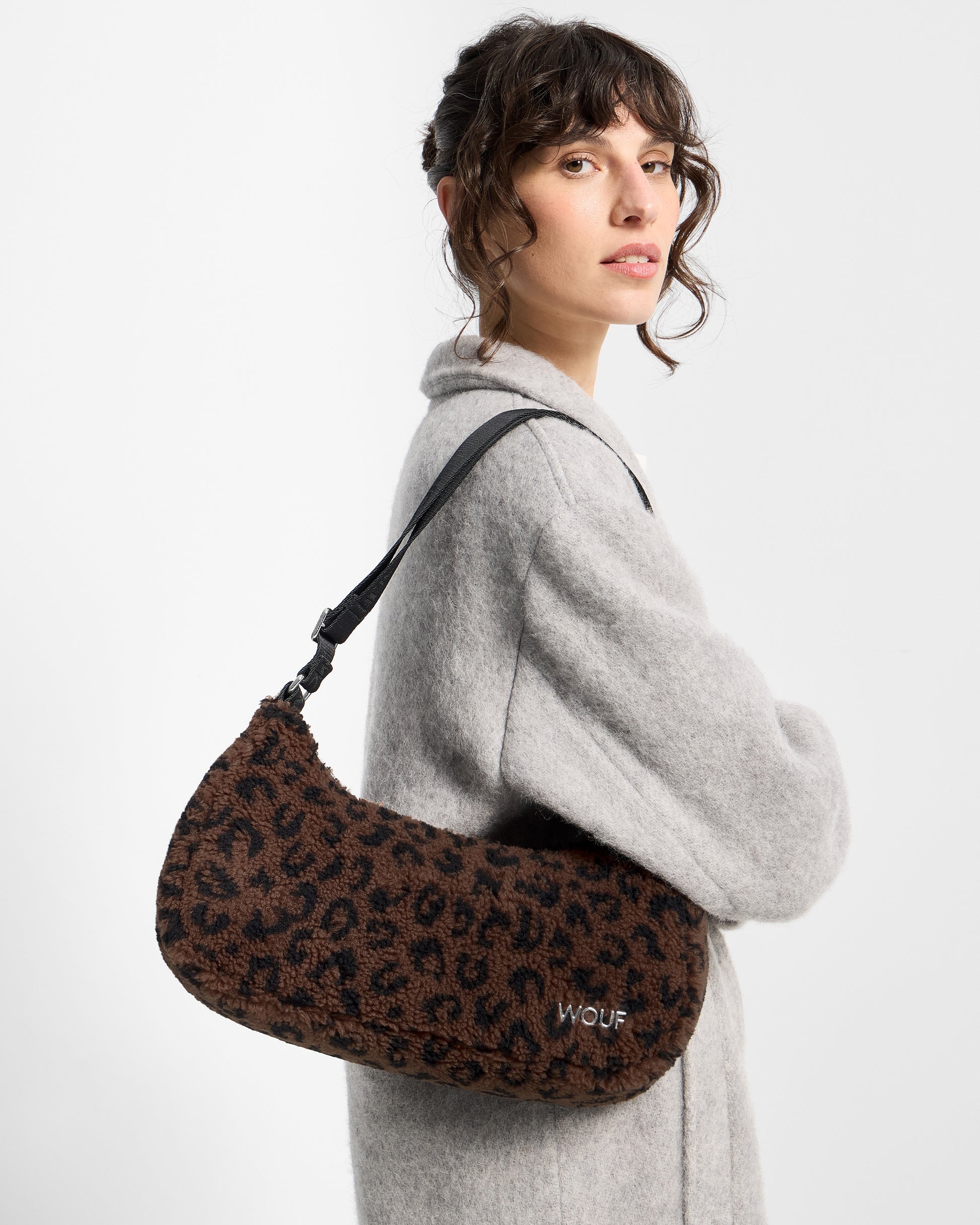 Detail of model with crossbody bag in teddy fabric with leopard print in brown and black tones - Wouf