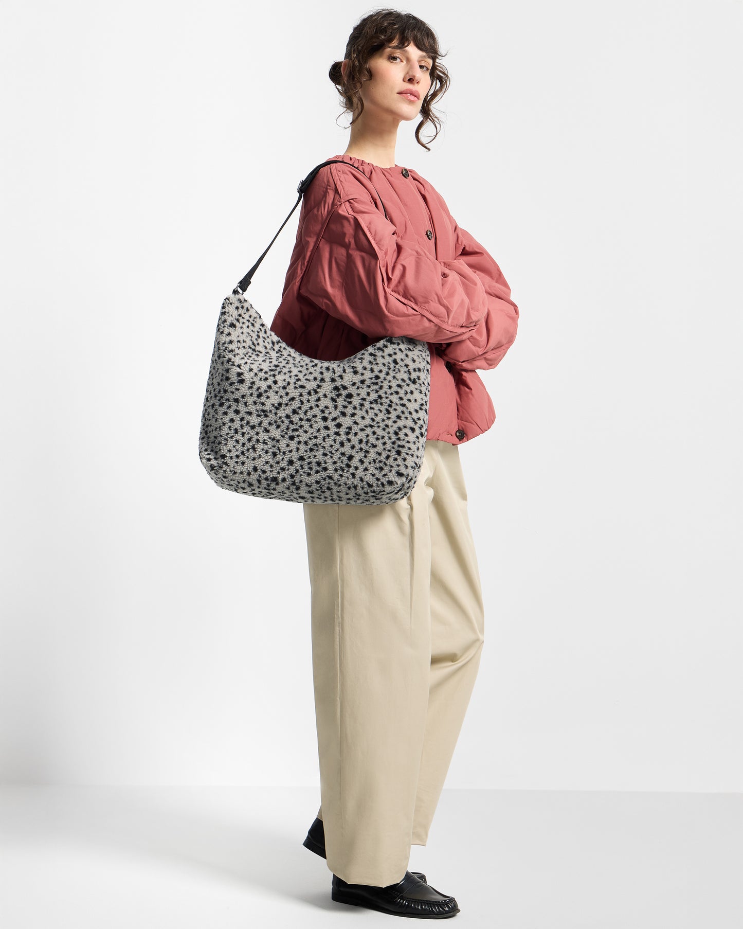 Model with hobo bag in teddy fabric with black micro print on a grey background - Wouf