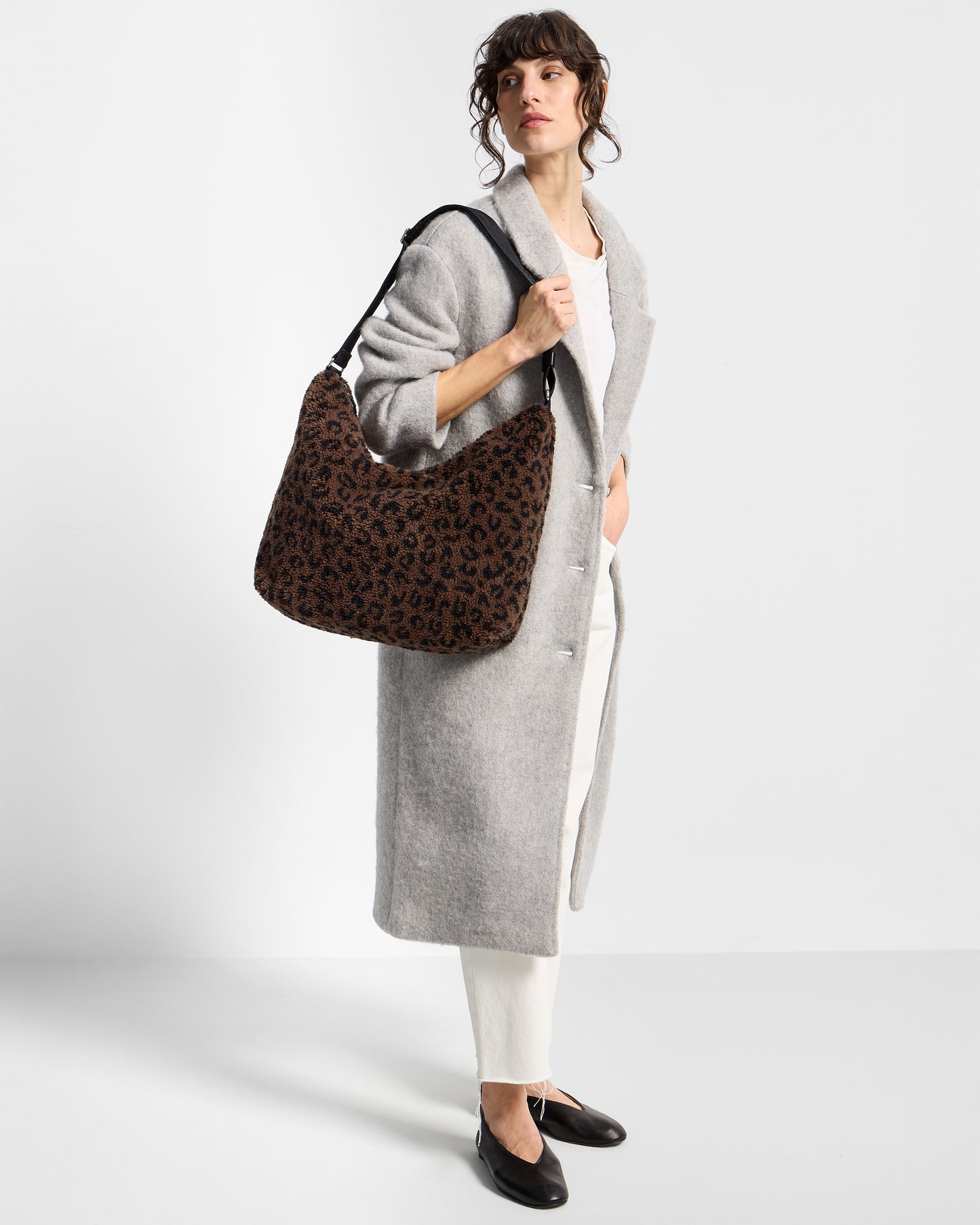 Model with hobo bag in teddy fabric with leopard print in brown and black tones - Wouf