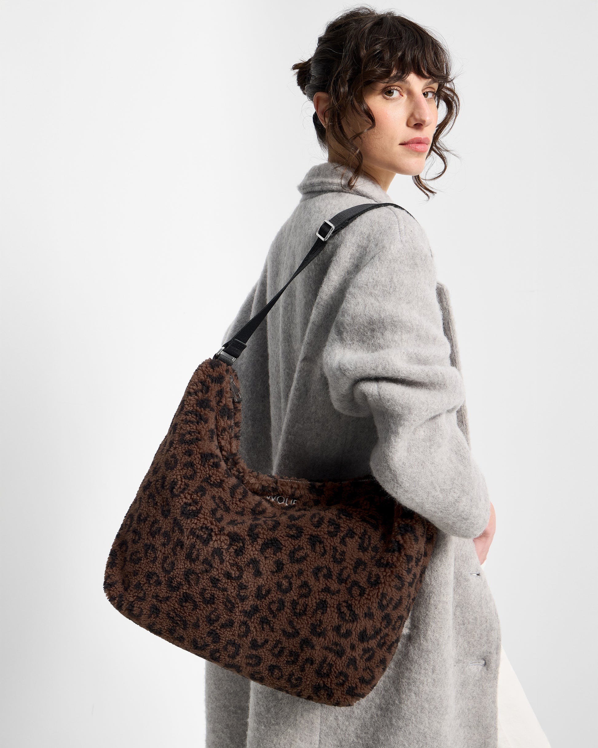 Detail of model with hobo bag in teddy fabric with leopard print in brown and black tones - Wouf