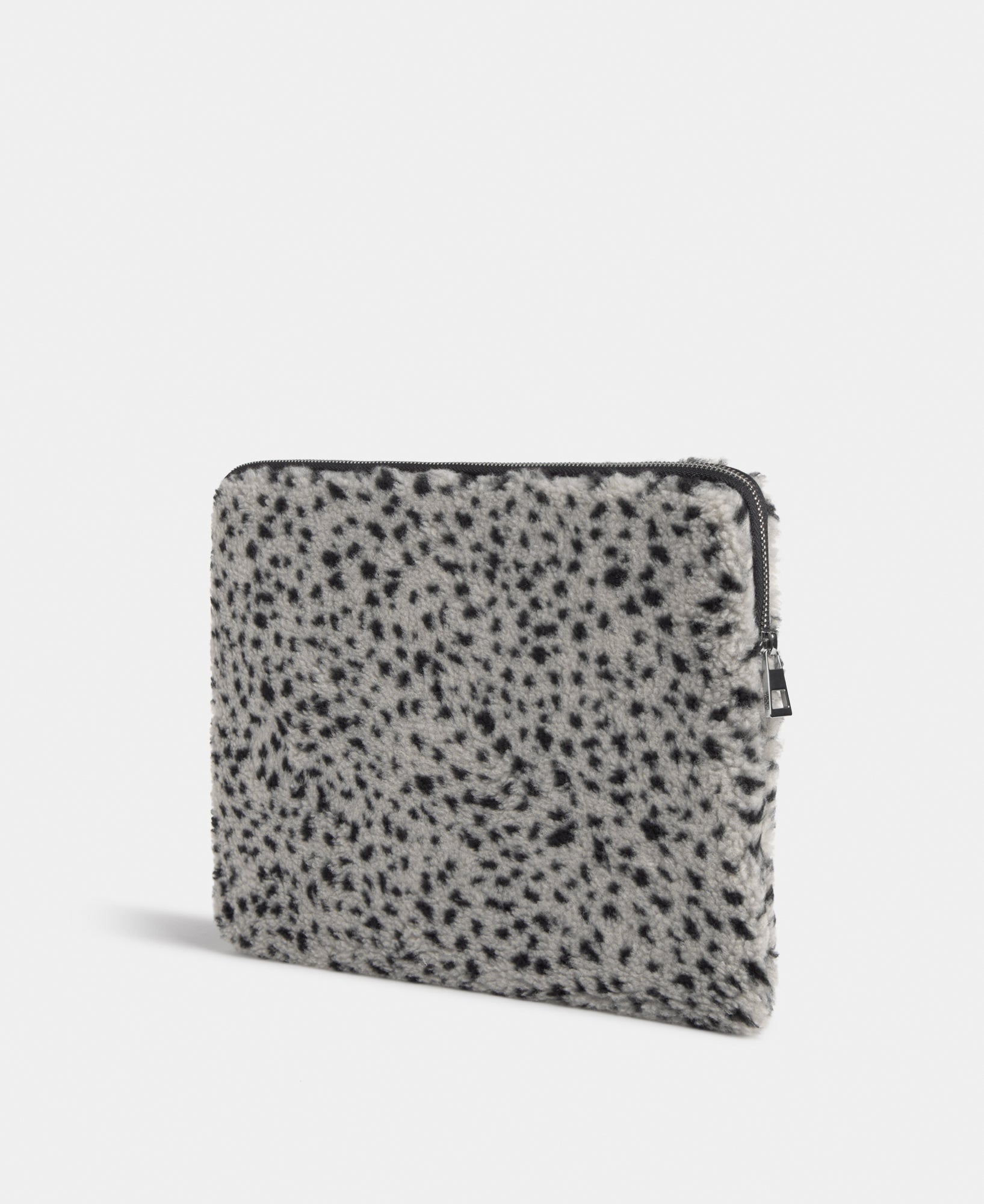 Vista trasera de la funda para portátil 13-14 de tejido teddy con micro estampado negro sobre fondo gris - Wouf