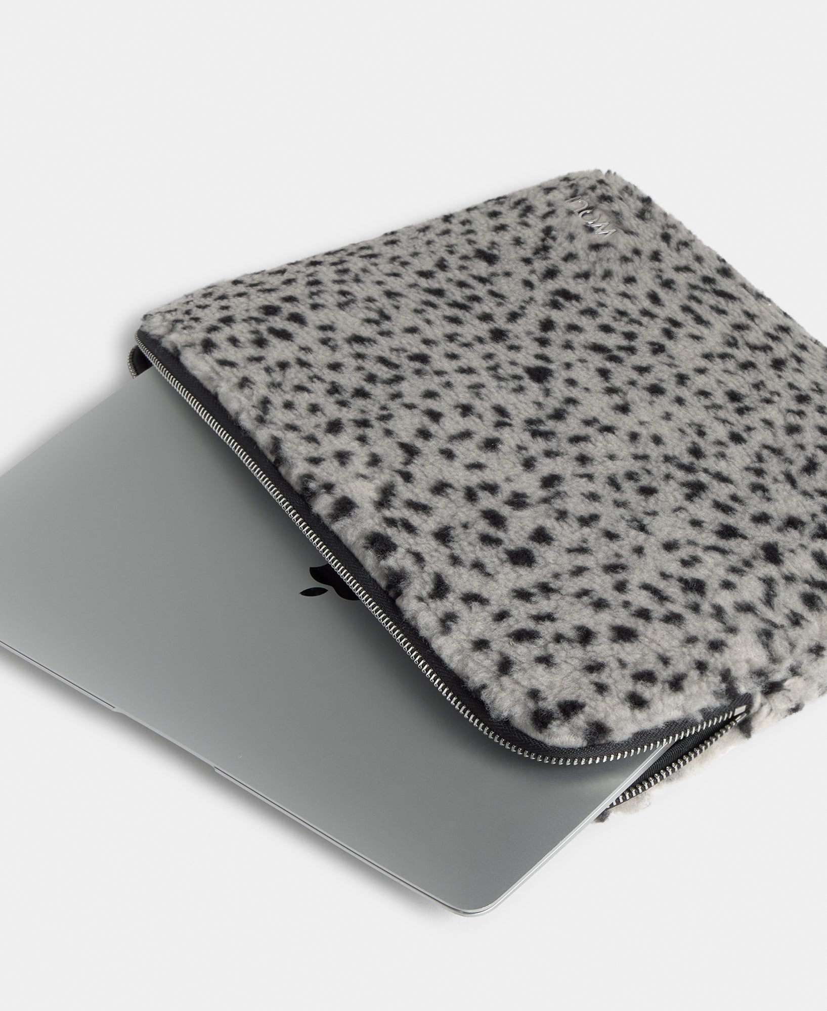 Detalle de la funda para portátil 13-14 de tejido teddy con micro estampado negro sobre fondo gris - Wouf
