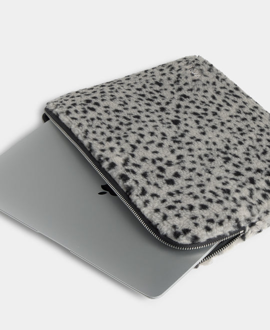 Detalle de la funda para portátil 13-14 de tejido teddy con micro estampado negro sobre fondo gris - Wouf