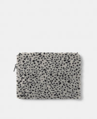 Funda para portátil 13-14 de tejido teddy con micro estampado negro sobre fondo gris - Wouf