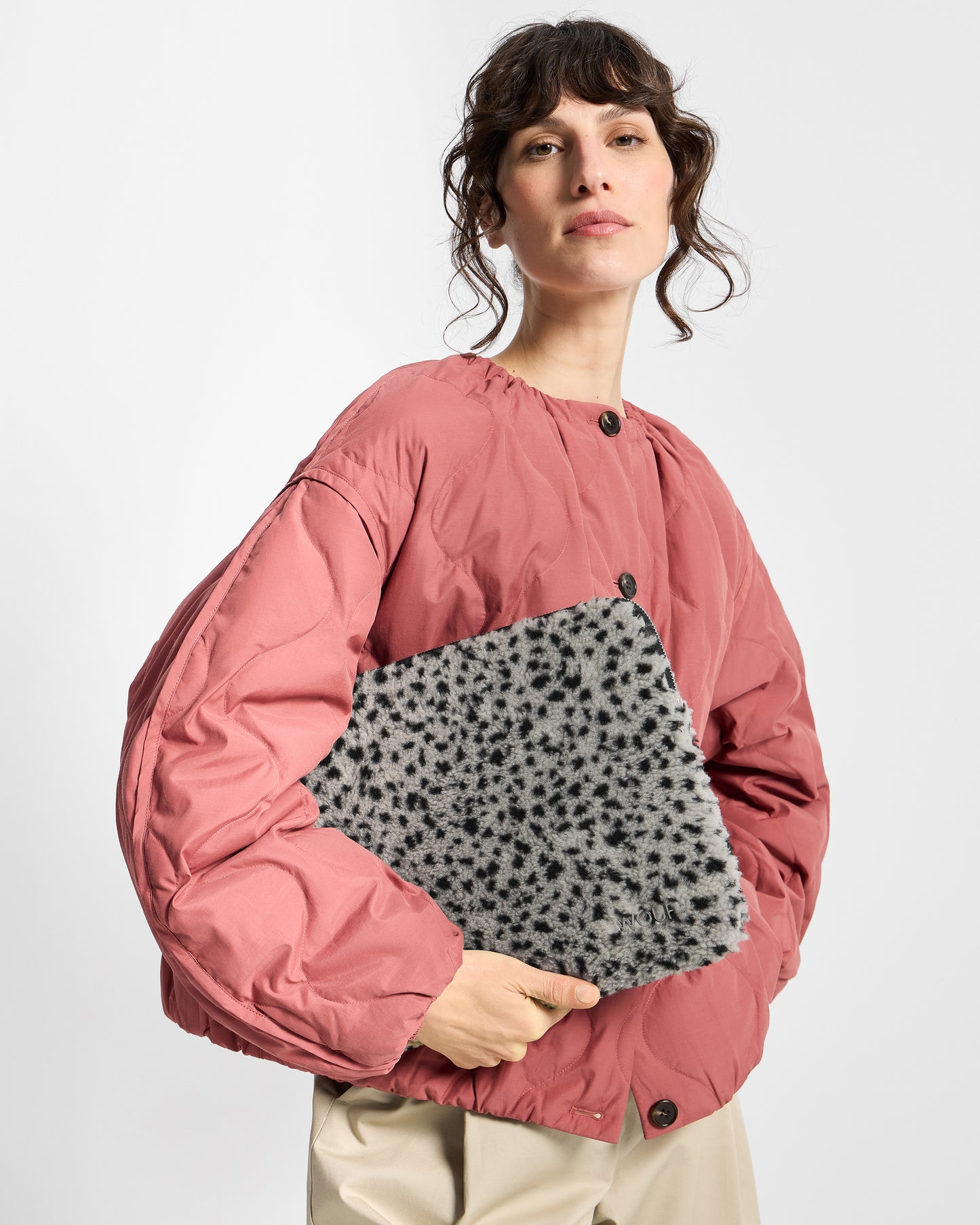 Modelo con funda para portátil 13-14 de tejido teddy con micro estampado negro sobre fondo gris - Wouf