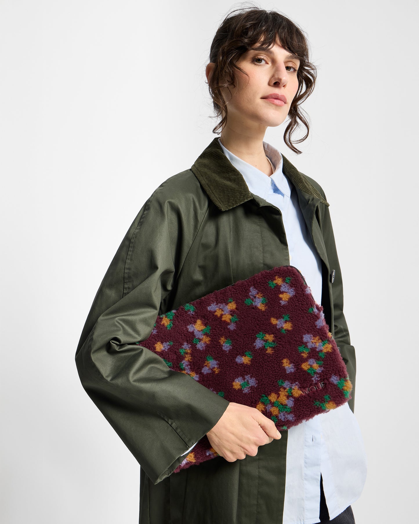 Modelo con funda para portátil 13-14 de tejido teddy con estampado floral multicolor sobre fondo burdeos - Wouf