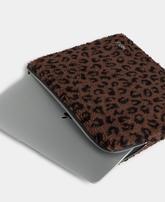 Detail of the laptop sleeve 13-14 in teddy fabric with leopard print in brown and black tones - Wouf