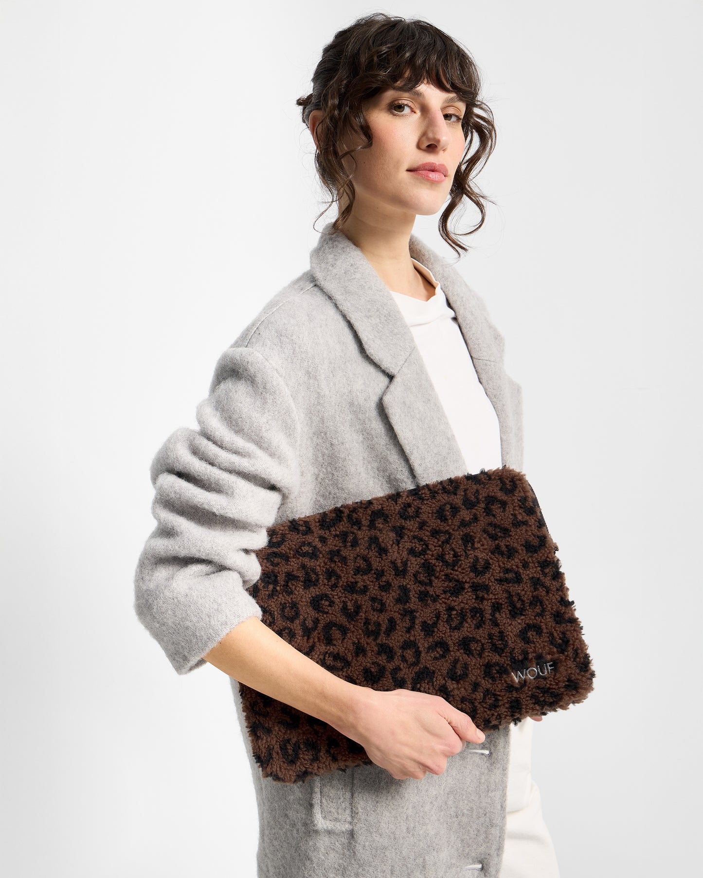 Modelo con funda para portátil 13-14 de tejido teddy con estampado de leopardo en tonos marrones y negros - Wouf