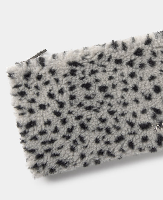 Detail of the pouch in teddy fabric with black micro print on a grey background - Wouf