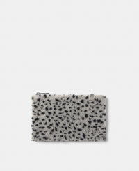 Pouch de tejido teddy con micro estampado negro sobre fondo gris - Wouf
