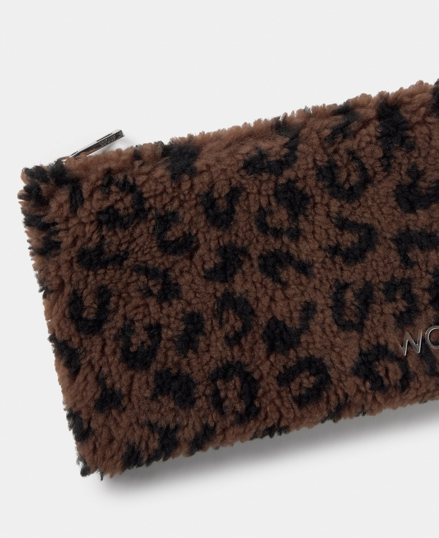 Detalle del pouch de tejido teddy con estampado de leopardo en tonos marrones y negros - Wouf