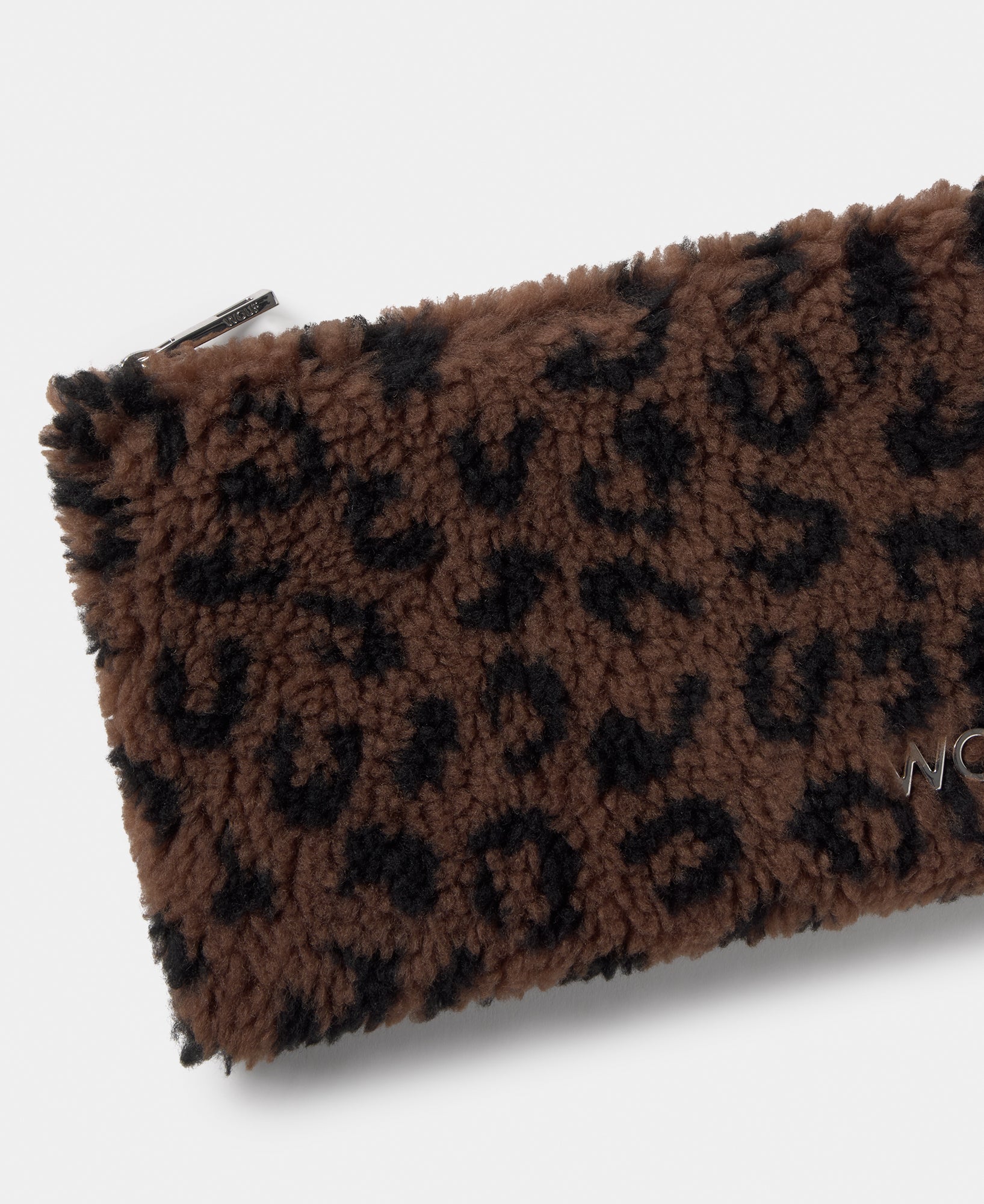 Detalle del pouch de tejido teddy con estampado de leopardo en tonos marrones y negros - Wouf