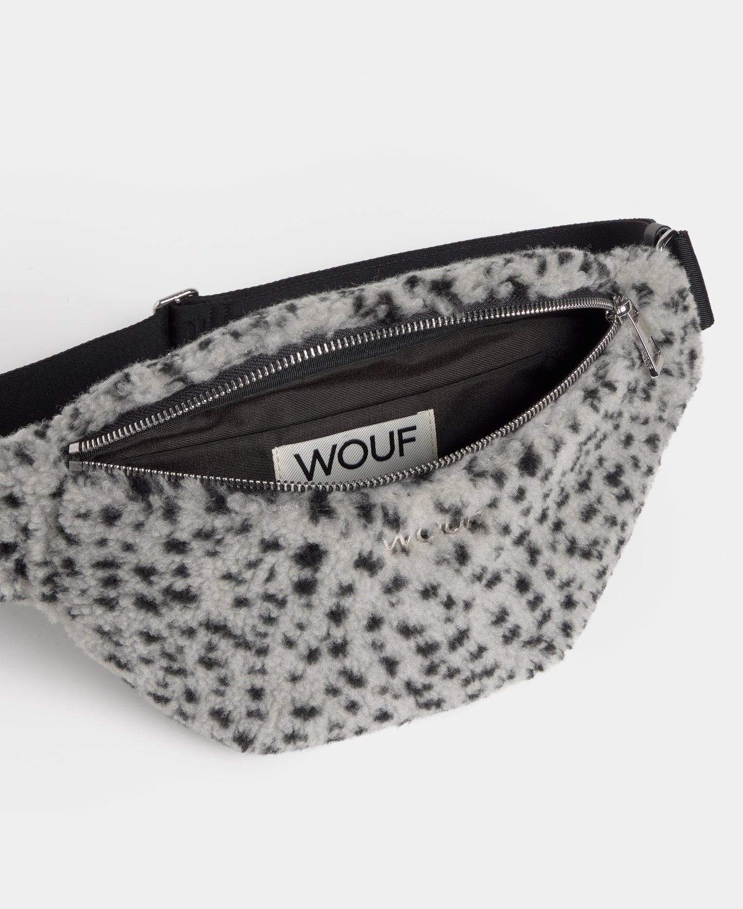Vue arrière de la banane en tissu teddy à micro imprimé noir sur fond gris - Wouf