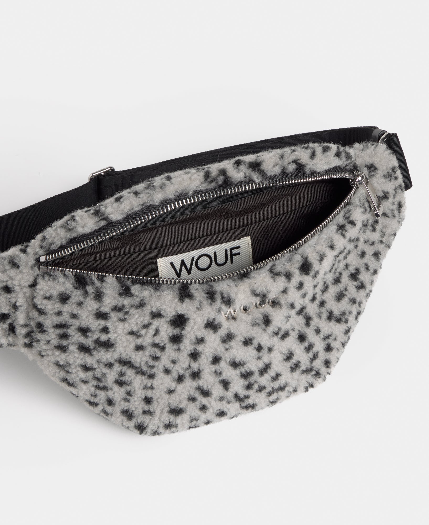 Vue arrière de la banane en tissu teddy à micro imprimé noir sur fond gris - Wouf
