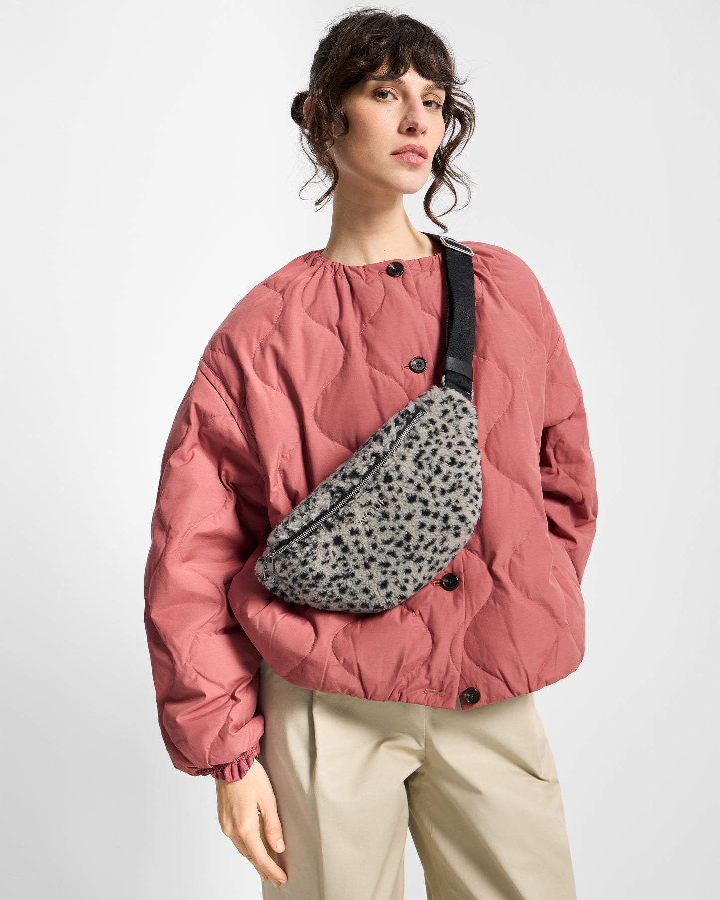Model with waistbag in teddy fabric with black micro print on a grey background - Wouf