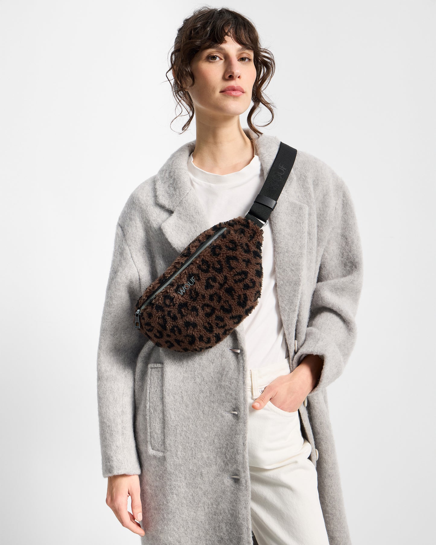 Model with waistbag in teddy fabric with leopard print in brown and black tones - Wouf