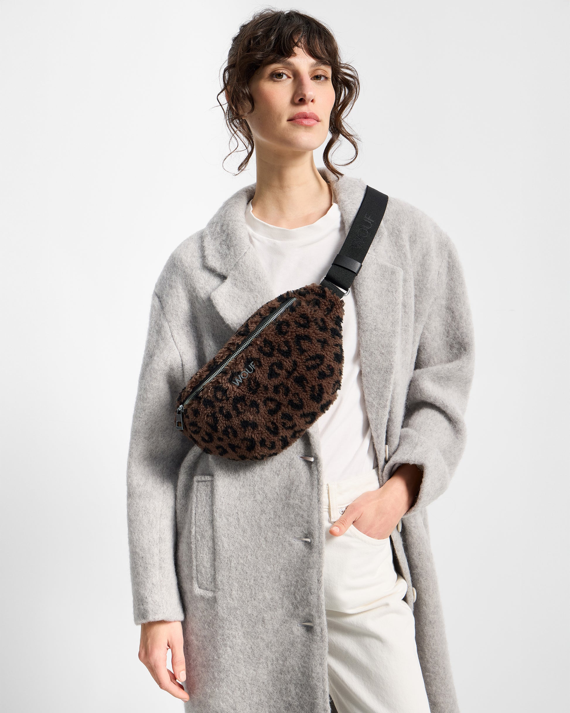 Model with waistbag in teddy fabric with leopard print in brown and black tones - Wouf