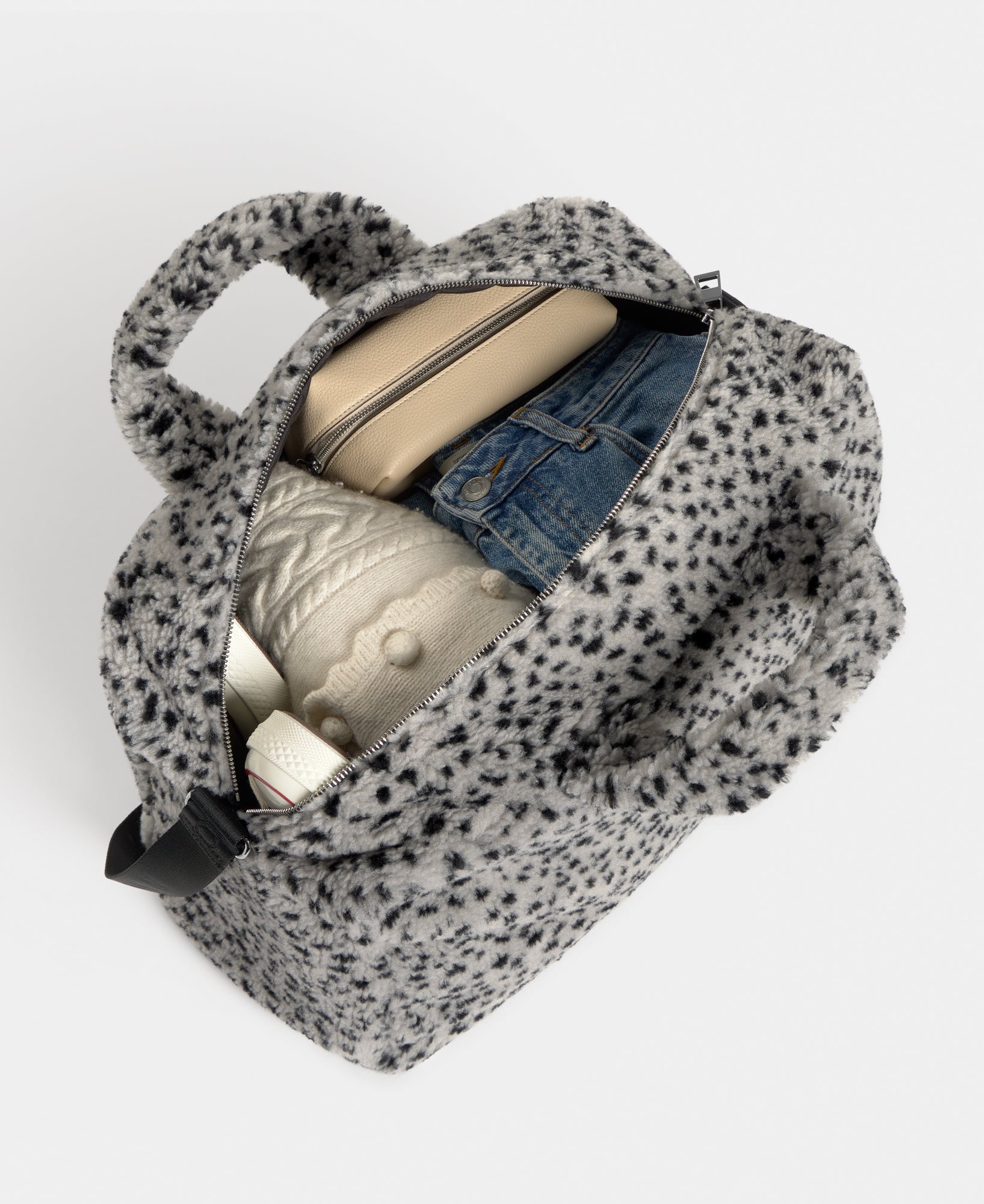 Interior of the weekend bag in teddy fabric with black micro print on a grey background - Wouf