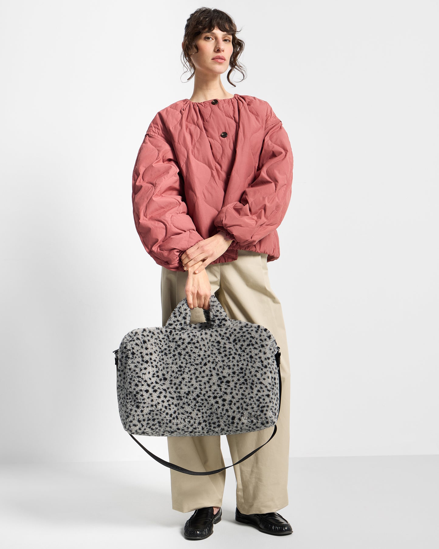 Model with weekend bag in teddy fabric with black micro print on a grey background - Wouf