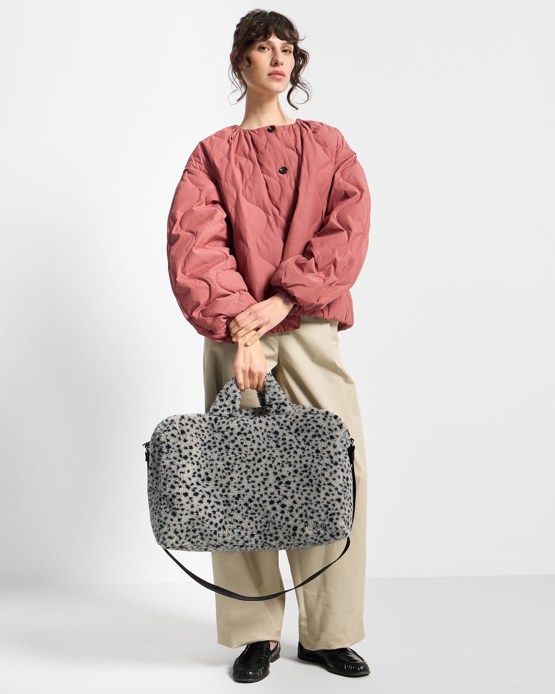 Model with weekend bag in teddy fabric with black micro print on a grey background - Wouf