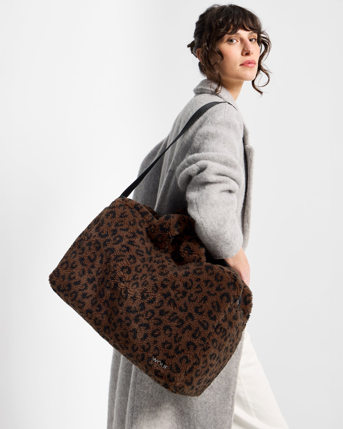 Modelo con bolso de fin de semana de tejido teddy con estampado de leopardo en tonos marrones y negros - Wouf