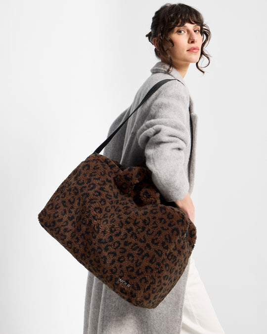 Mannequin avec sac week-end en tissu teddy à imprimé léopard dans des tons marron et noir - Wouf